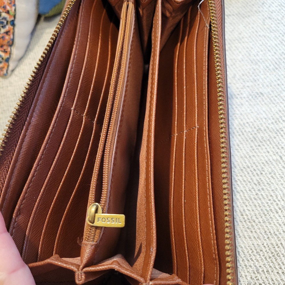 Fossil Wallet. Basically In New Condition - image 3